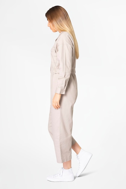 Frauen-Mockup-PSD in beige Jumpsuit, Straßenkleidung, Ganzkörper