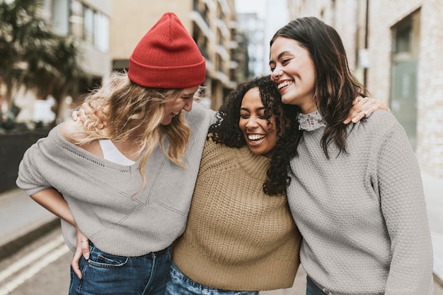 Frauen-Sweater-Mockup glücklich Freunde umarmen psd