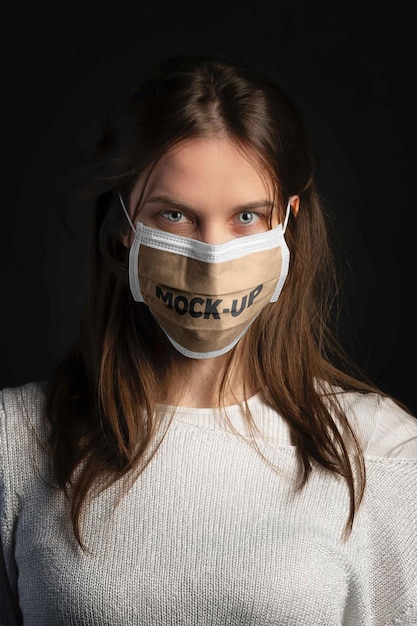 Frauen tragen mockup-maske im innenbereich