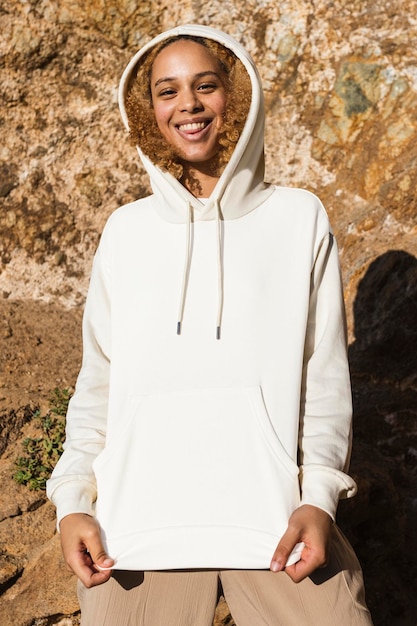 Frauen weiße Kapuze PSD Mockup grundlegende Winterbekleidung Fotoshoot