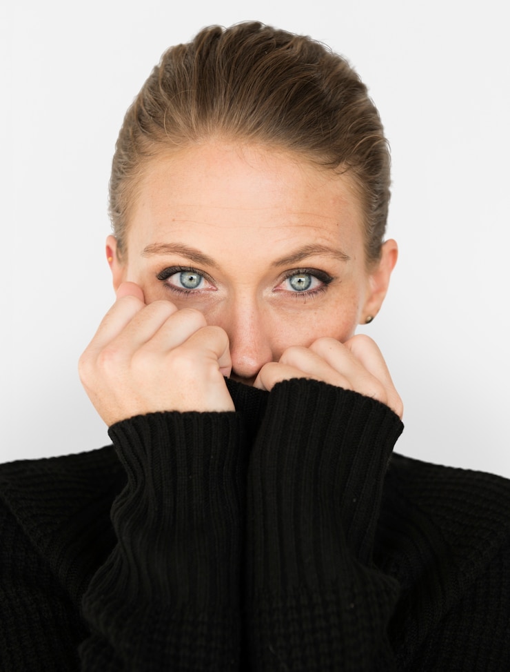 PSD frauen-zufälliges pullover-kalter porträt-konzept