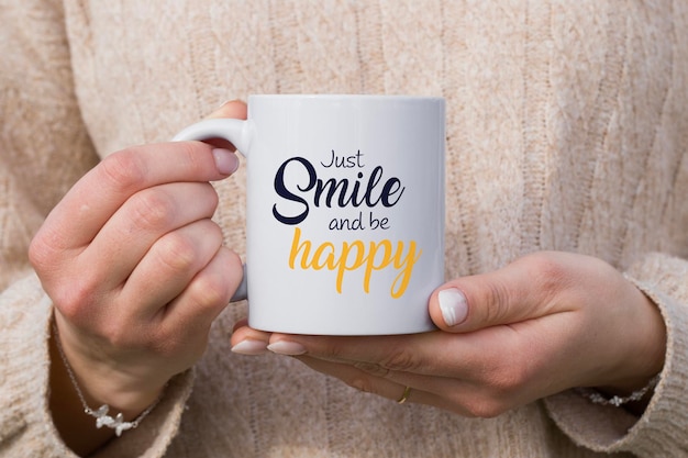 Free PSD Garota segurando uma caneca Mock up