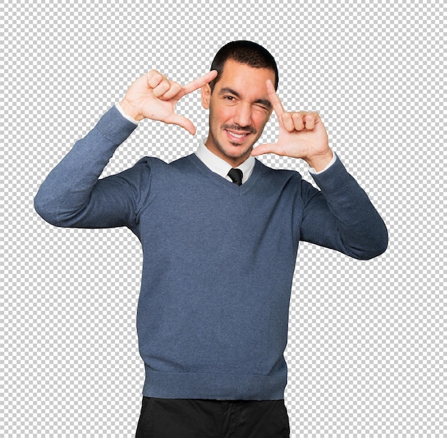 Freundlicher junger Mann, der eine Geste macht, ein Foto mit den Händen zu machen