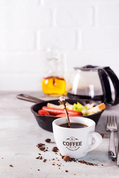 Frisches leckeres Frühstück mit weich gekochtem Ei, knusprigem Toast und Tasse Kaffee