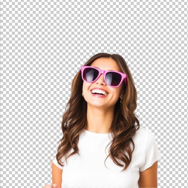 Fröhliche junge Frau mit rosa Sonnenbrille und weißen Ballons mit weißem Hintergrund