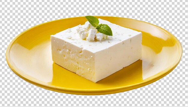 PSD fromage feta sur une assiette jaune isolée sur un fond transparent