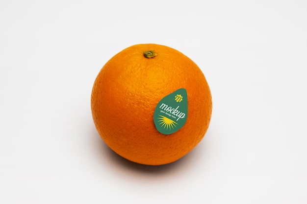 PSD fruchtaufkleber-attrappe auf orangenfrucht