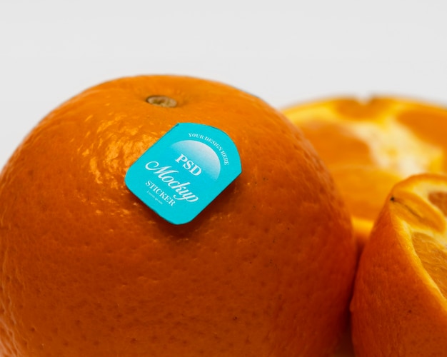 Fruchtaufkleber-Attrappe auf Orangenfrucht