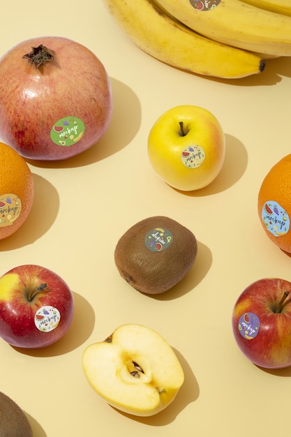 Fruits frais avec maquette d'autocollants