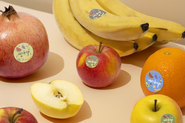 Fruits frais avec maquette d'autocollants