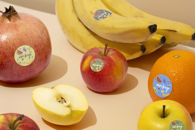 PSD fruits frais avec maquette d'autocollants