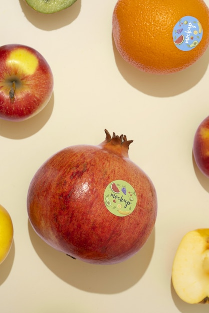 Fruits frais avec maquette d'autocollants