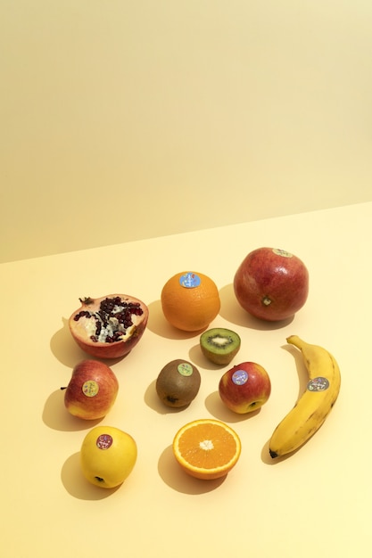 PSD fruits frais avec maquette d'autocollants