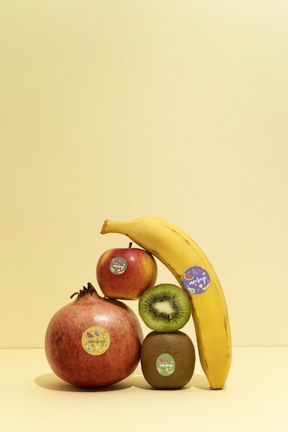Fruits frais avec maquette d'autocollants