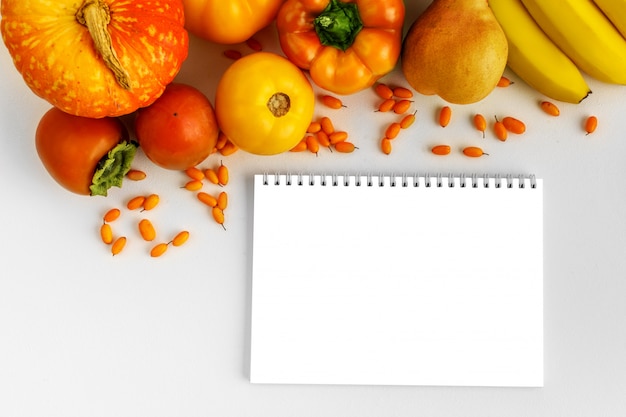 PSD fruits et légumes frais d'automne jaune et orange et cahier