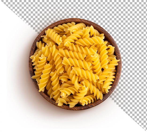 Fusilli crudi in ciotola di legno vista dall'alto isolata