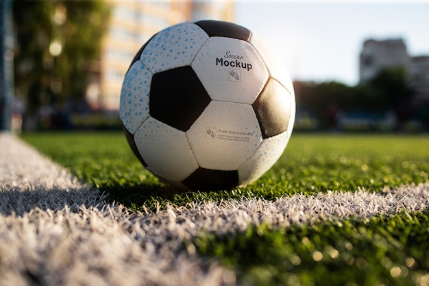 Fußball auf dem Rasen im Freien