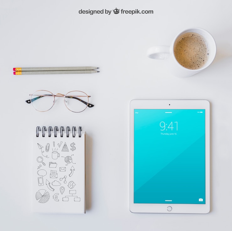 PSD gafas, libreta, lápices, tablet y café