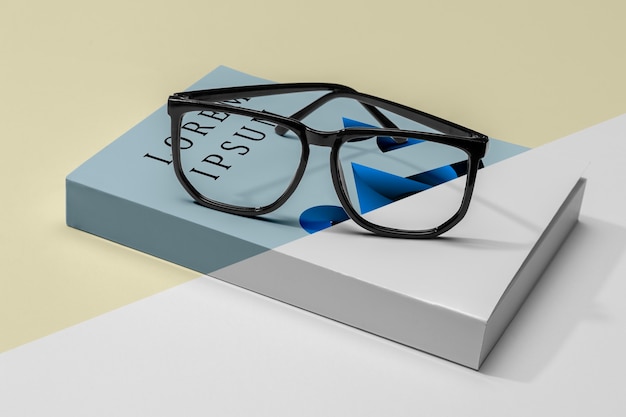 Gafas de primer plano en maqueta de libro