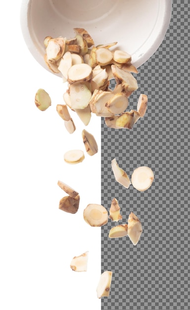 Galangal caída mosca en la taza especia de verduras frescas galangal caída orgánica hierbas frescas galanga cabeza de raíz cortada cortar rodaja de cerca textura fondo blanco aislado congelar movimiento obturador de alta velocidad