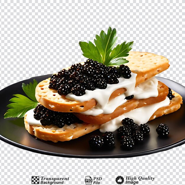 Galletas con queso con crema y caviar negro de cerca aisladas sobre un fondo transparente