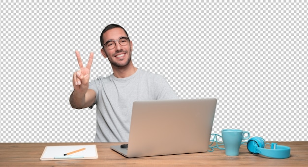 Ganador joven sentado en su escritorio