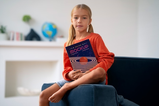 PSD le garçon avec la maquette du livre ouvert