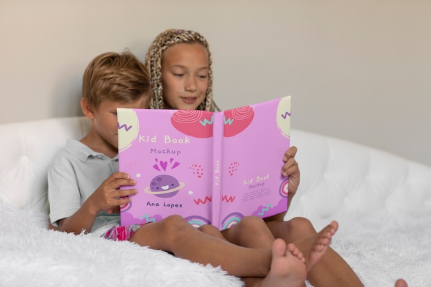 Le garçon avec la maquette du livre