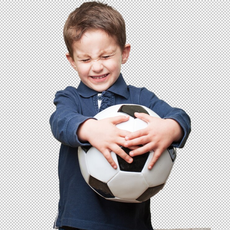 PSD garotinho segurando uma bola de futebol