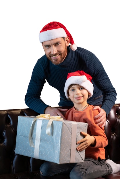 Garoto abrindo presentes no natal