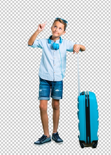 PSD garoto com óculos escuros e fones de ouvido, viajando com sua mala de pé e pensando uma idéia