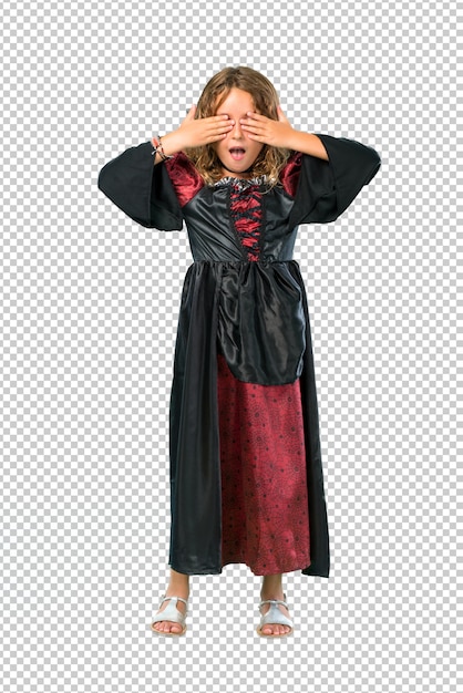PSD garoto vestido como um vampiro em feriados de halloween cobrindo os olhos pelas mãos
