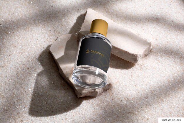 Garrafa de perfume na areia