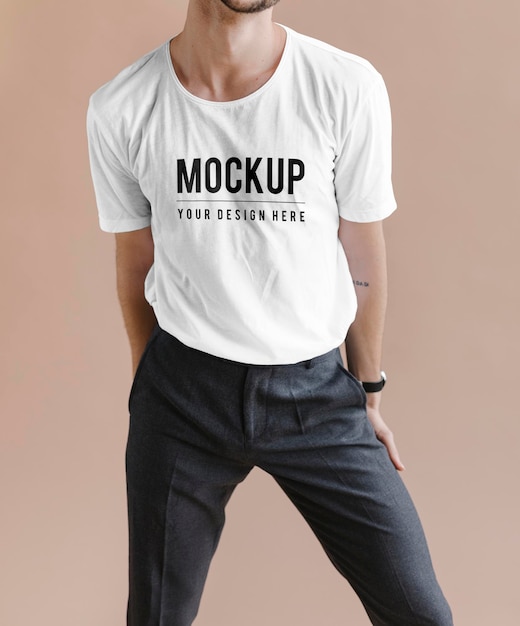 Gelegentlicher Mann in einem weißen T-Shirt-Mockup