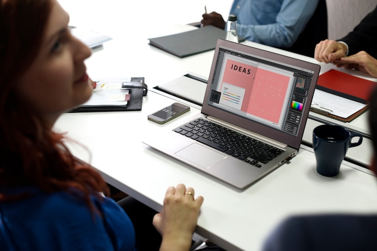 PSD gente di affari di inizio che lavora al computer portatile