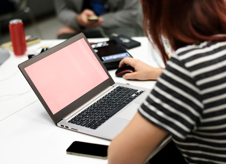 PSD gente de negocios de inicio que trabaja en el espacio de copia de la computadora portátil