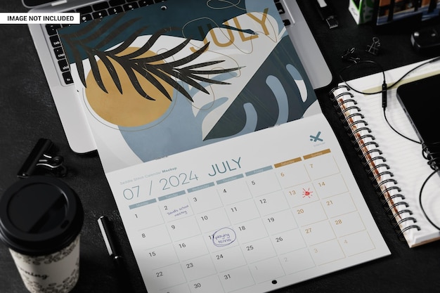 Geöffneter Sattelheftkalender auf Laptop-Attrappe
