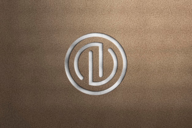 Geprägtes Effekt-Silber-Logo-Mockup auf braunem Texturhintergrund mit Schatten