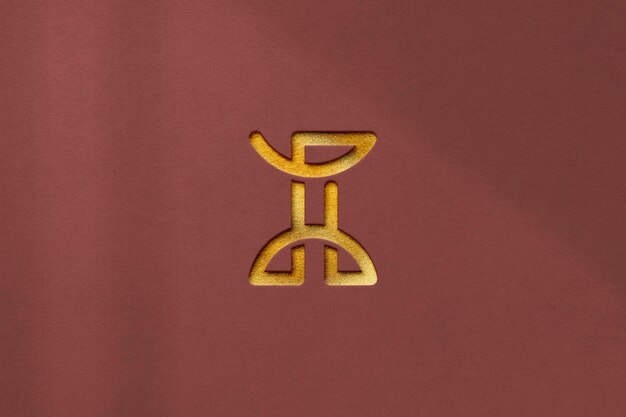 Geprägtes gold-logo-mockup auf strukturiertem hintergrund
