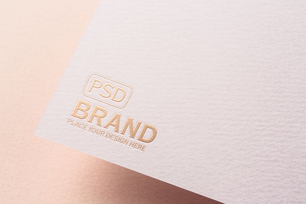 PSD gepresstes logo-mock-up auf papierecken-nahaufnahme
