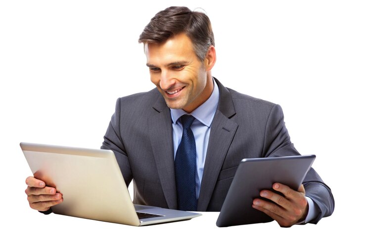 PSD un gerente masculino positivo utiliza una tableta y una computadora portátil aislados en un fondo blanco