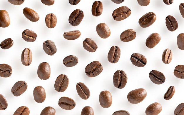 Geröstete Kaffeebohnen verstreute Kaffeeböhnen auf einem weißen Hintergrund mit Ausschnittswegen Close-up-Bild