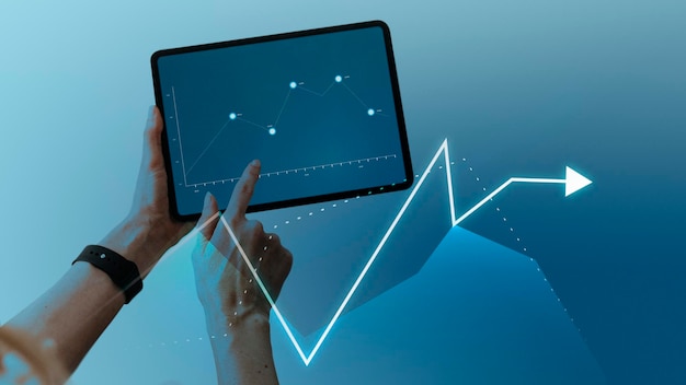 Geschäftsfrau, die ein digitales Tablet-Modell verwendet
