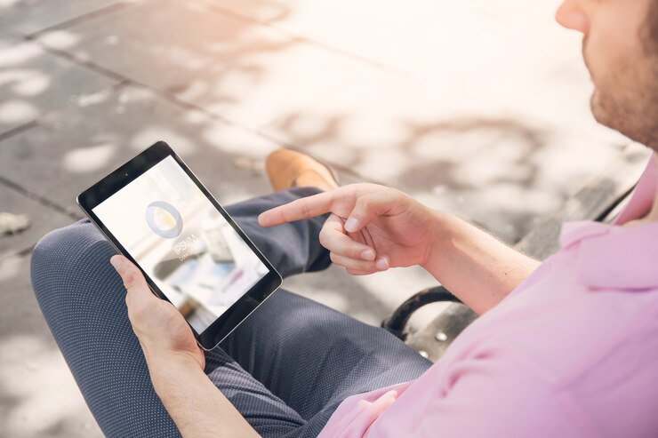 PSD geschäftsmann mit tablet-modell