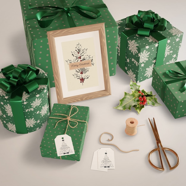 Geschenke eingewickelt im Grünbuch auf Tabelle