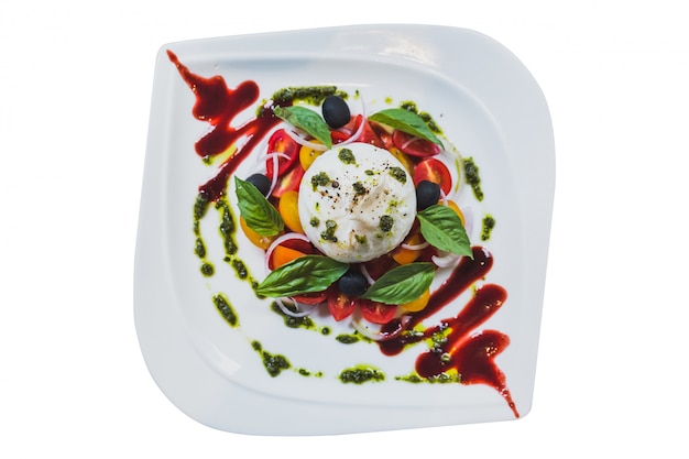 PSD getrennter burrata-käsesalat einschließlich geschnittene tomate, zwiebel, traube, basilikumblätter.