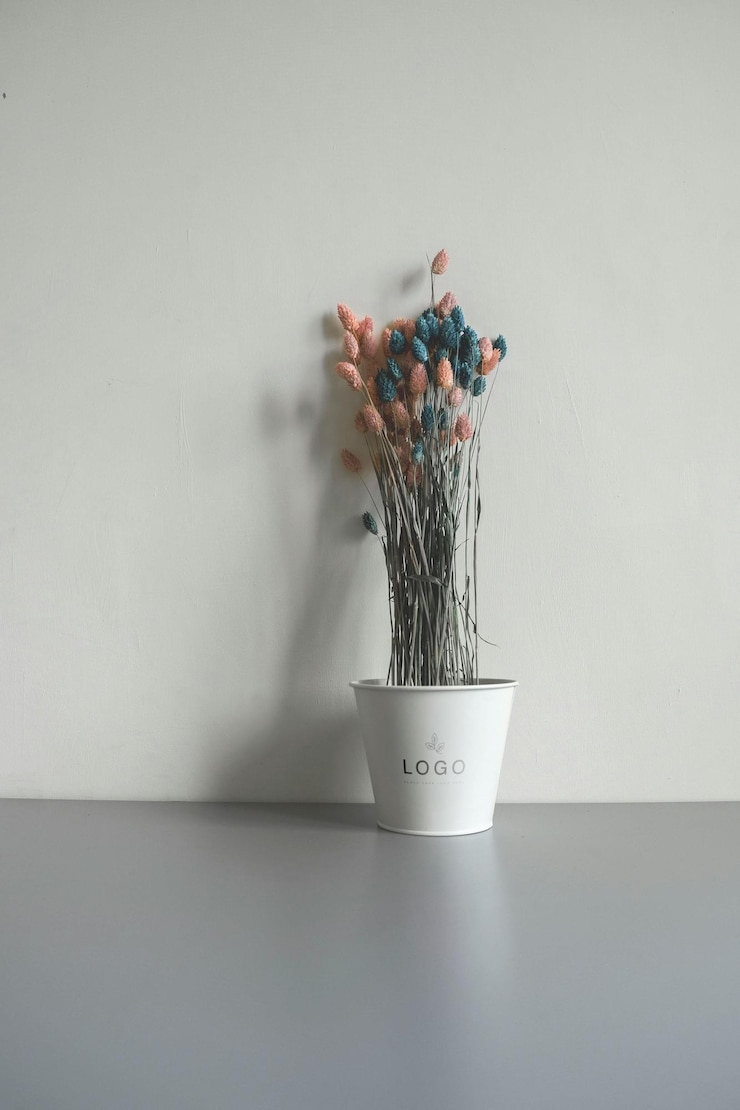 PSD getrocknete blumen in einem weißen topf auf einer grauen oberfläche
