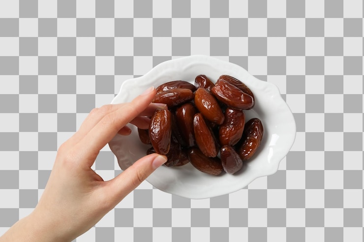 PSD getrocknete datteln auf einer weißen untertasse und hand close-up top-view isoliert auf weißem hintergrund png