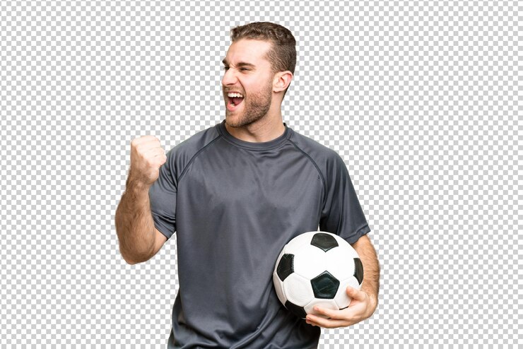 PSD giovane bell'uomo biondo su uno sfondo isolato con una palla da calcio che celebra una vittoria