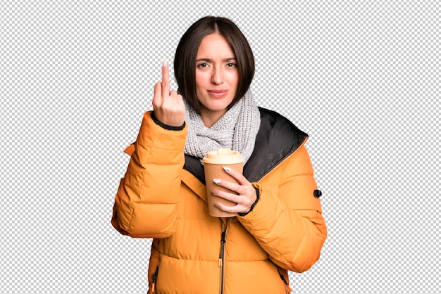 giovane bella donna ispanica con un caffè da asporto e indossa una giacca a vento